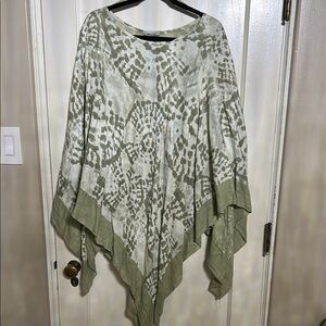 Asymmetrical Green and White Tunic Poncho with Flowing Sleeves
